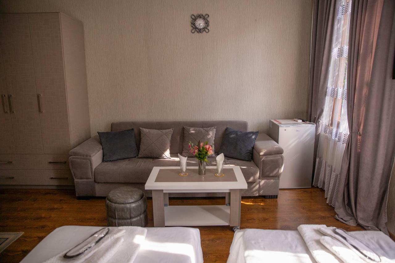 Family Hotel Parajanov Tbilisi ภายนอก รูปภาพ