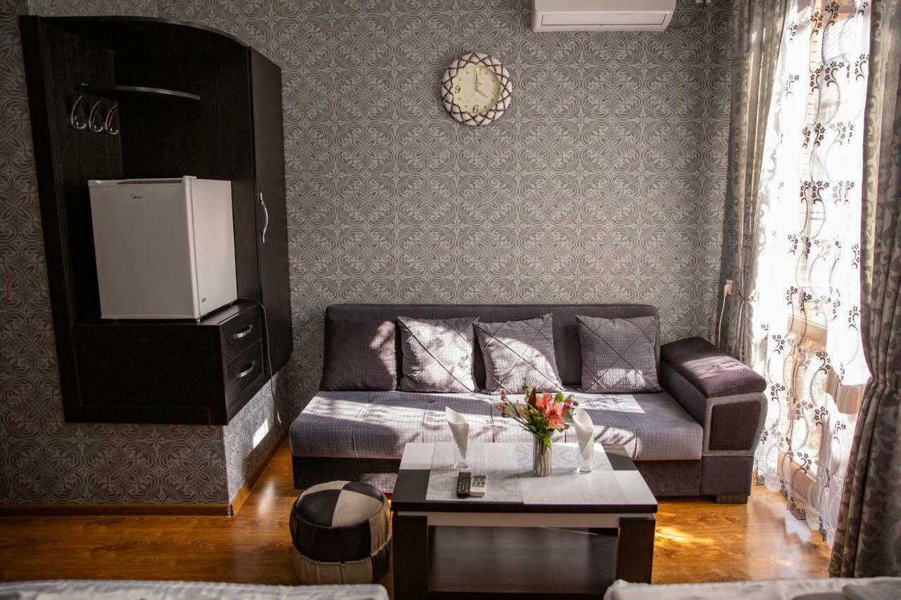 Family Hotel Parajanov Tbilisi ภายนอก รูปภาพ